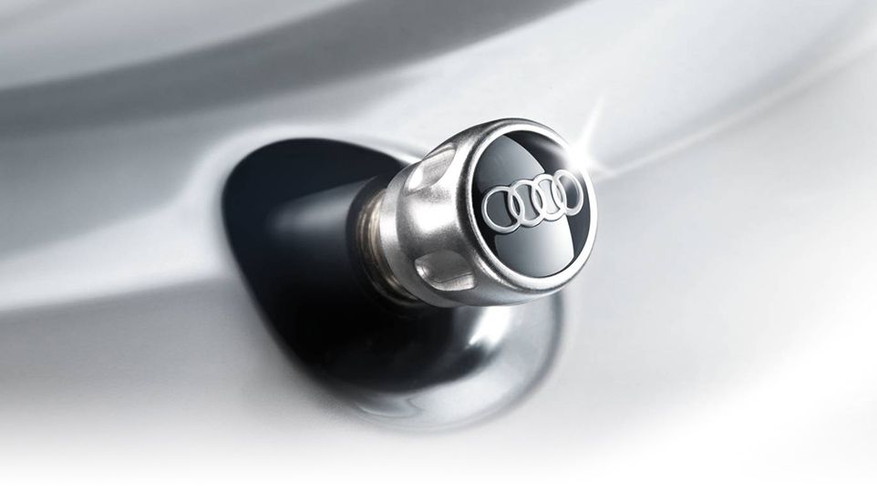 Gros plan sur les bouchons de valve affichant les anneaux Audi.