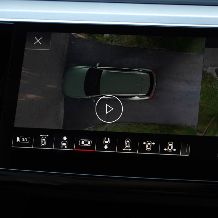 Gros plan du système MMI Audi affichant la caméra de vue en plan 360 degrés.