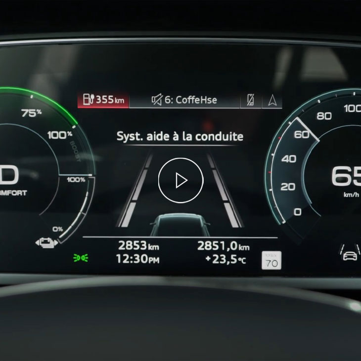 Gros plan du système MMI Audi affichant la technologie du système d’aide au stationnement Park Assist.