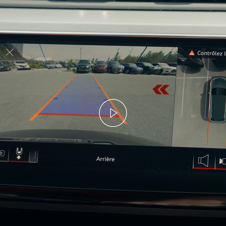 Gros plan du système MMI Audi affichant la technologie d’alerte de circulation transversale arrière. 