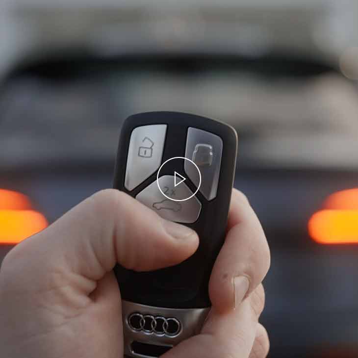  Photo d’une personne tenant la clé multifonction d’un véhicule Audi.