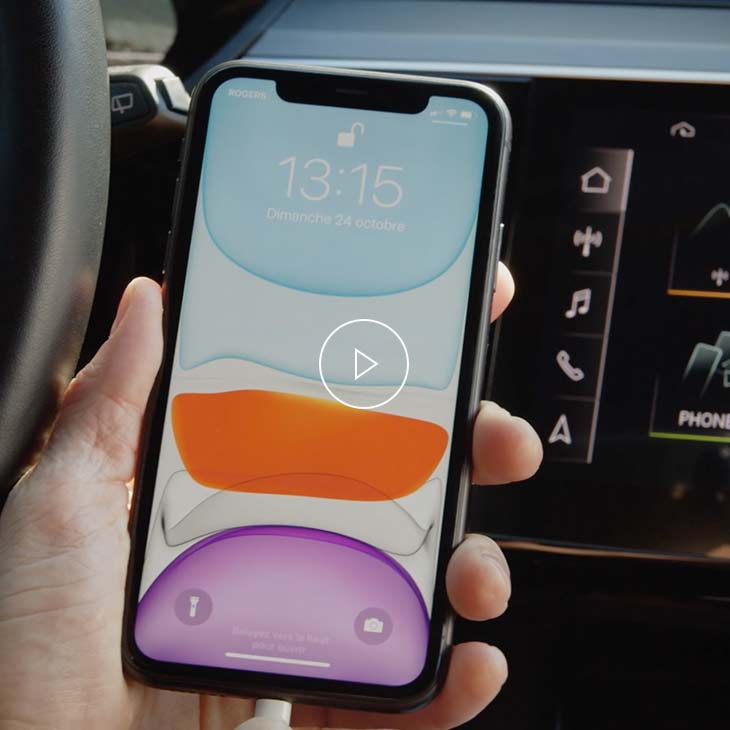 Gros plan de l’interface CarPlay d’Apple et de l’interface multimédia Audi. 