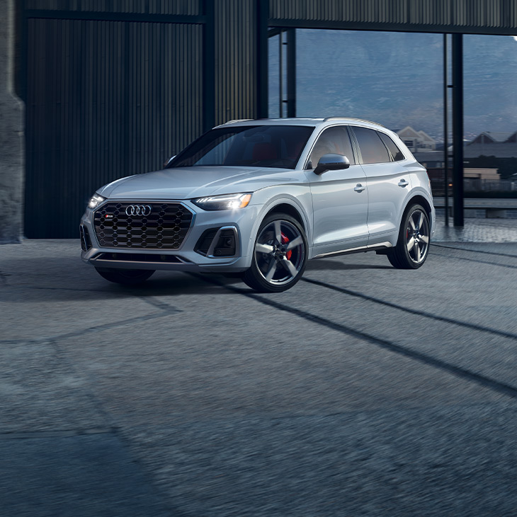 Three quarter front view of the Audi SQ5. 