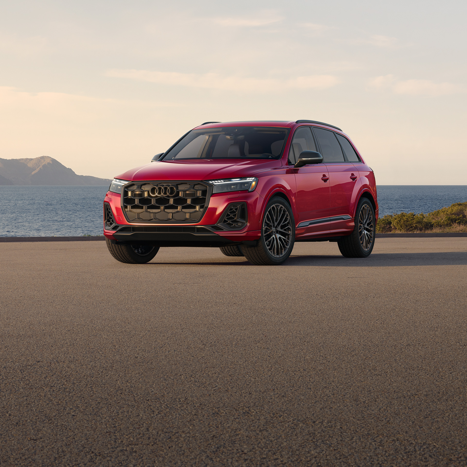  Three-quarter front view of the Audi SQ7 parked by a waterfront.